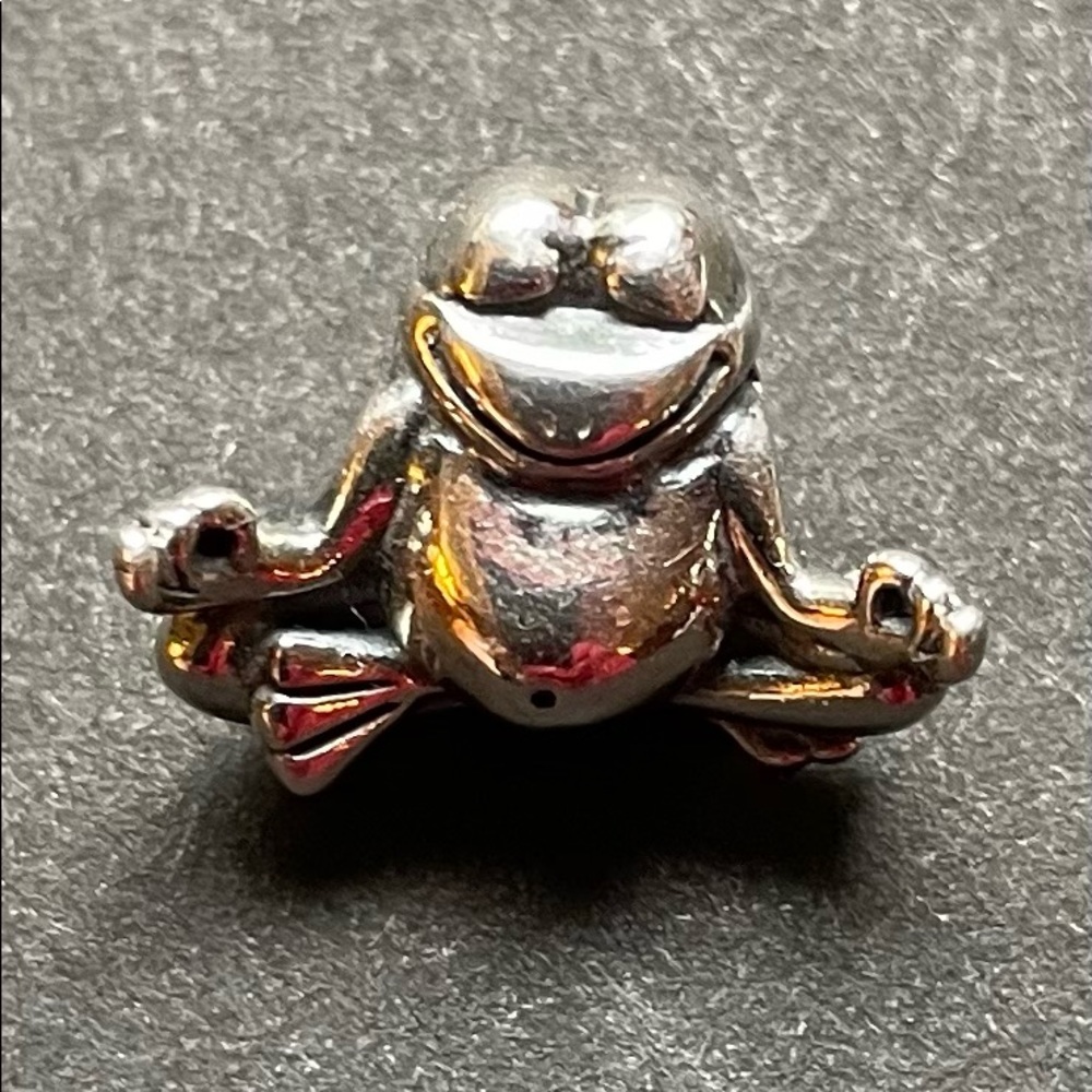 Chamilia yoga frog charm
